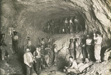 Vom Gastarbeiter zm Immigranten: Italienische Arbeiter beim Tunnelbau in der Schweiz Ende des 19. Jahrhunderts.